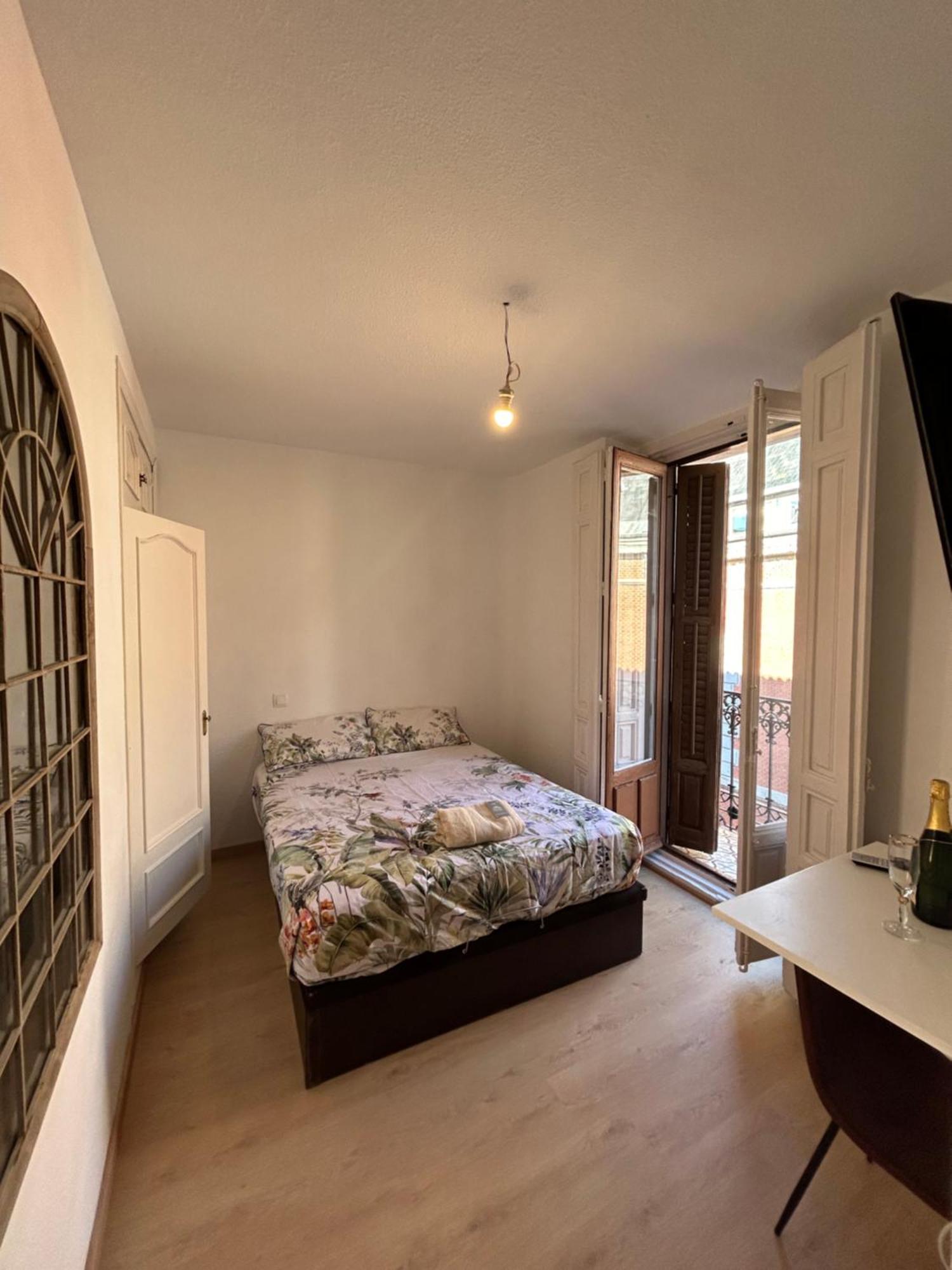 Room In Plaza Mayor Madri Exterior foto
