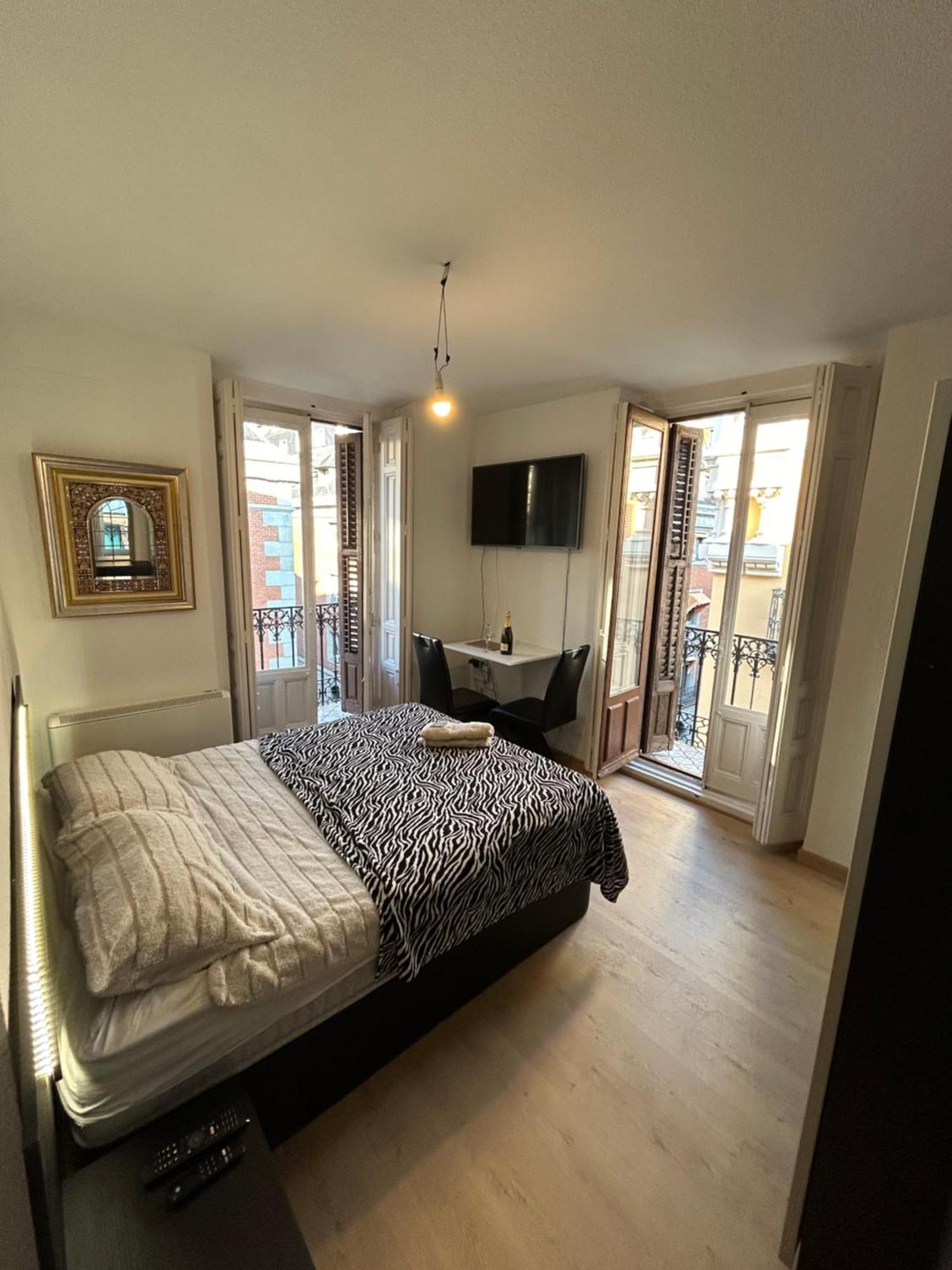 Room In Plaza Mayor Madri Exterior foto